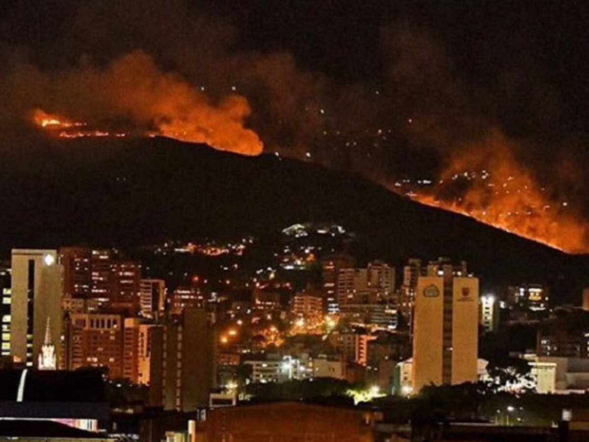 Autoridades investigan posibles manos criminales tras incendio del cerro