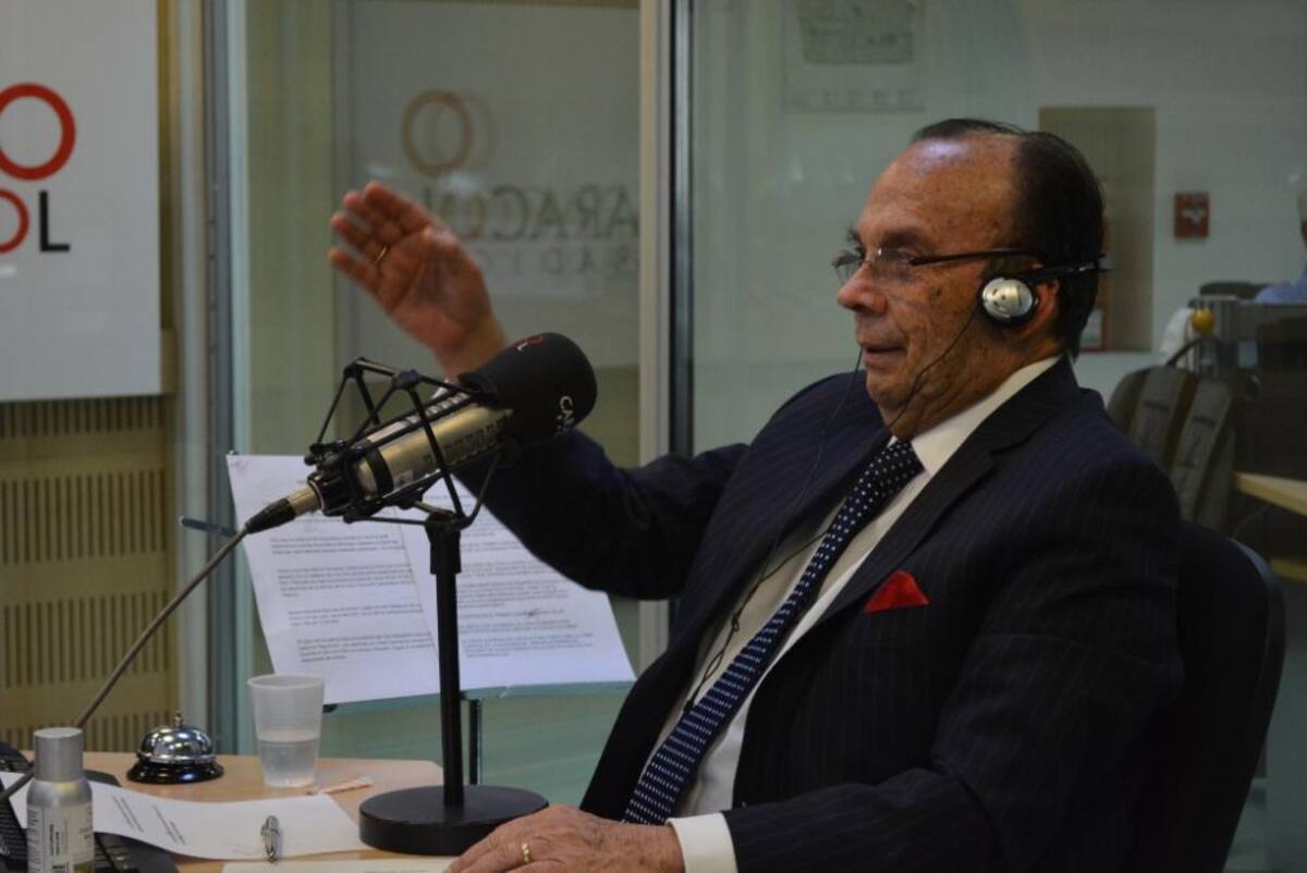 Tras dos décadas de estar inundando de humor a los colombianos, el admirado periodista se retira de La Luciérnaga, vea como desarrolla su último programa.