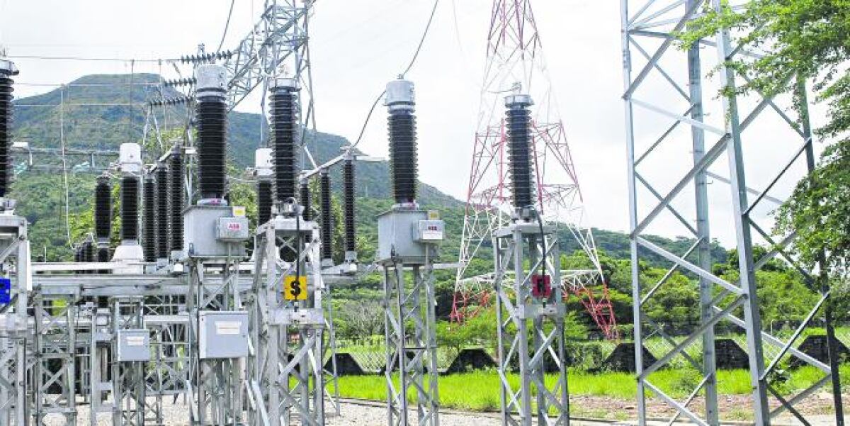 La Superindustria analizó 55 procesos de selección y encontró que en los estudios previos ELECTROHUILA identificó la existencia de un número plural de proponentes potenciales, pero en la mayoría de los casos el proponente que decidía participar no enfrentaba competencia.