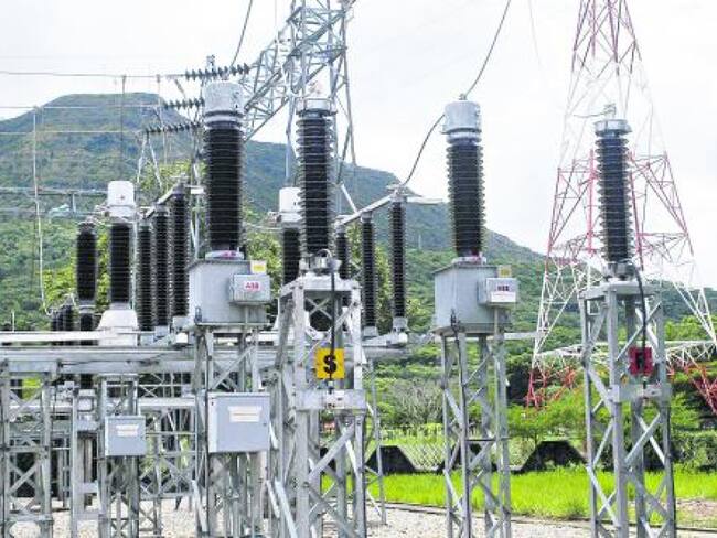 La Superindustria analizó 55 procesos de selección y encontró que en los estudios previos ELECTROHUILA identificó la existencia de un número plural de proponentes potenciales, pero en la mayoría de los casos el proponente que decidía participar no enfrentaba competencia.