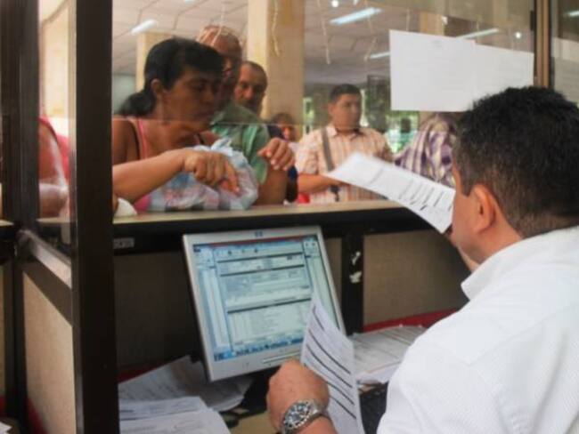 Entrega de recibos de impuestos en la alcaldía de Cúcuta