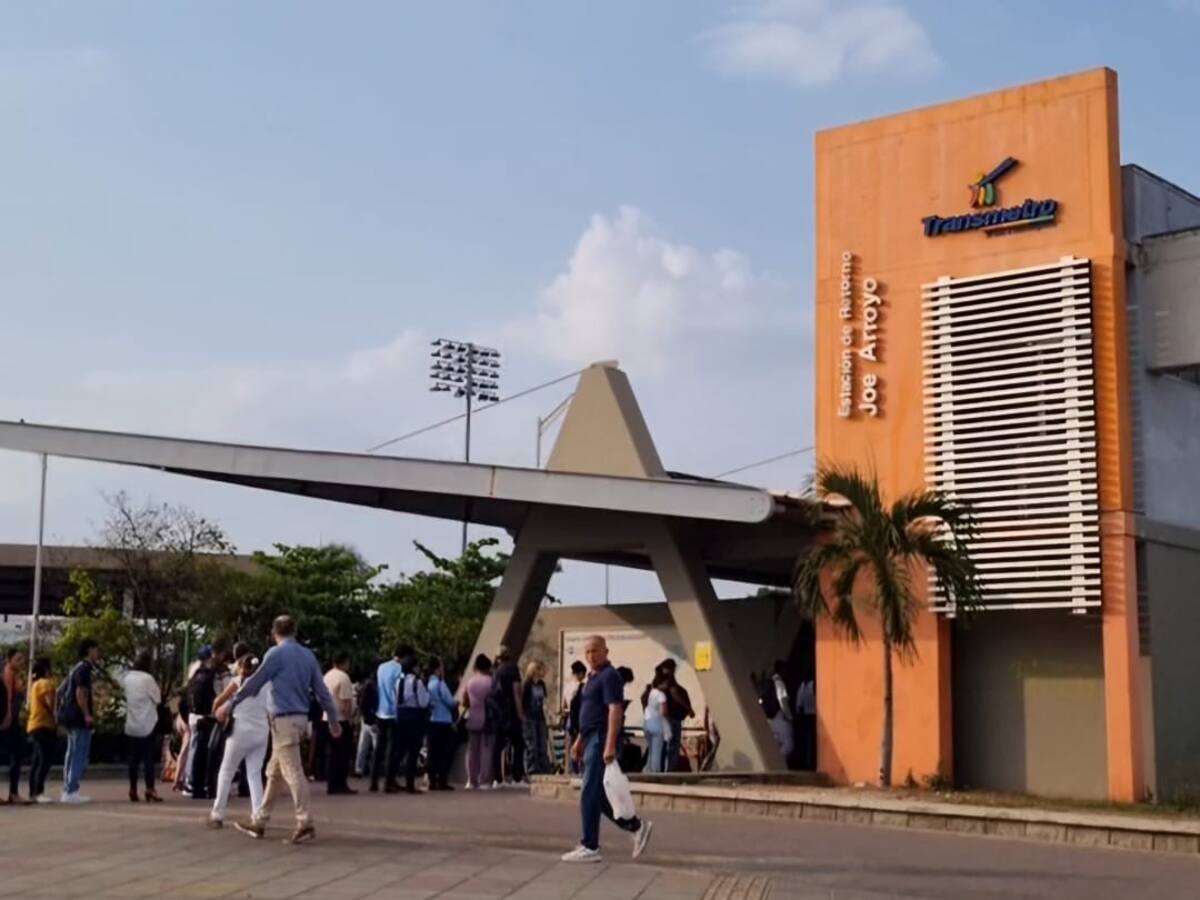 Las razones por la que se reportan largas filas en el Transmetro en Barranquilla