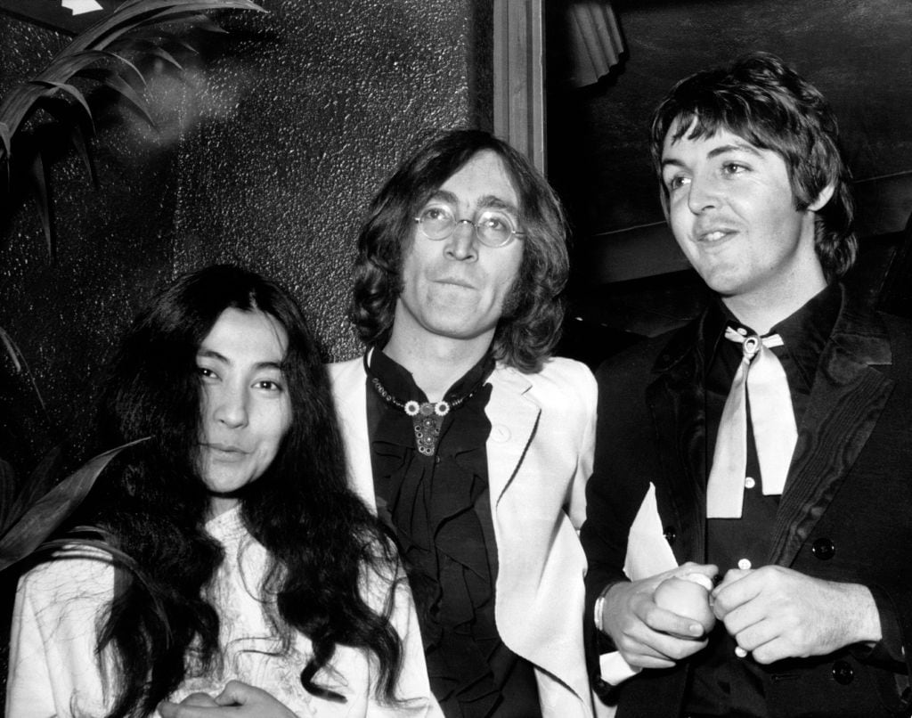 UNITED KINGDOM - July 18th 1968:  London Picadilly Circus : Paul McCARTNEY, John LENNON and his wife Yoko ONO on their arrival to the opening of the film YELLOW SUBMARINE in which the BEATLES played.  (Photo by Keystone-France/Gamma-Keystone via Getty Images)