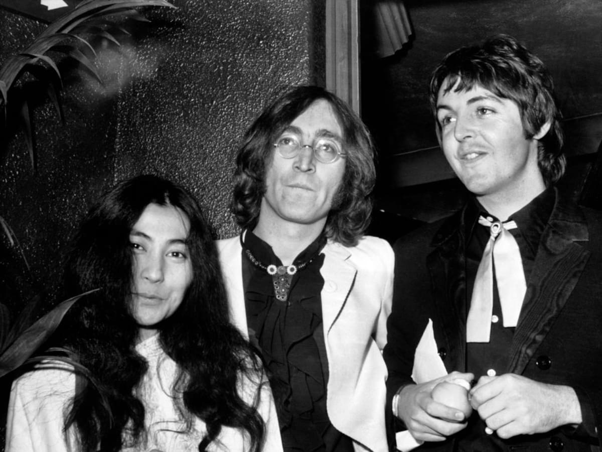 Paul McCartney afirma en entrevista que Yoko Ono le dijo que John Lennon “podría haber sido gay”