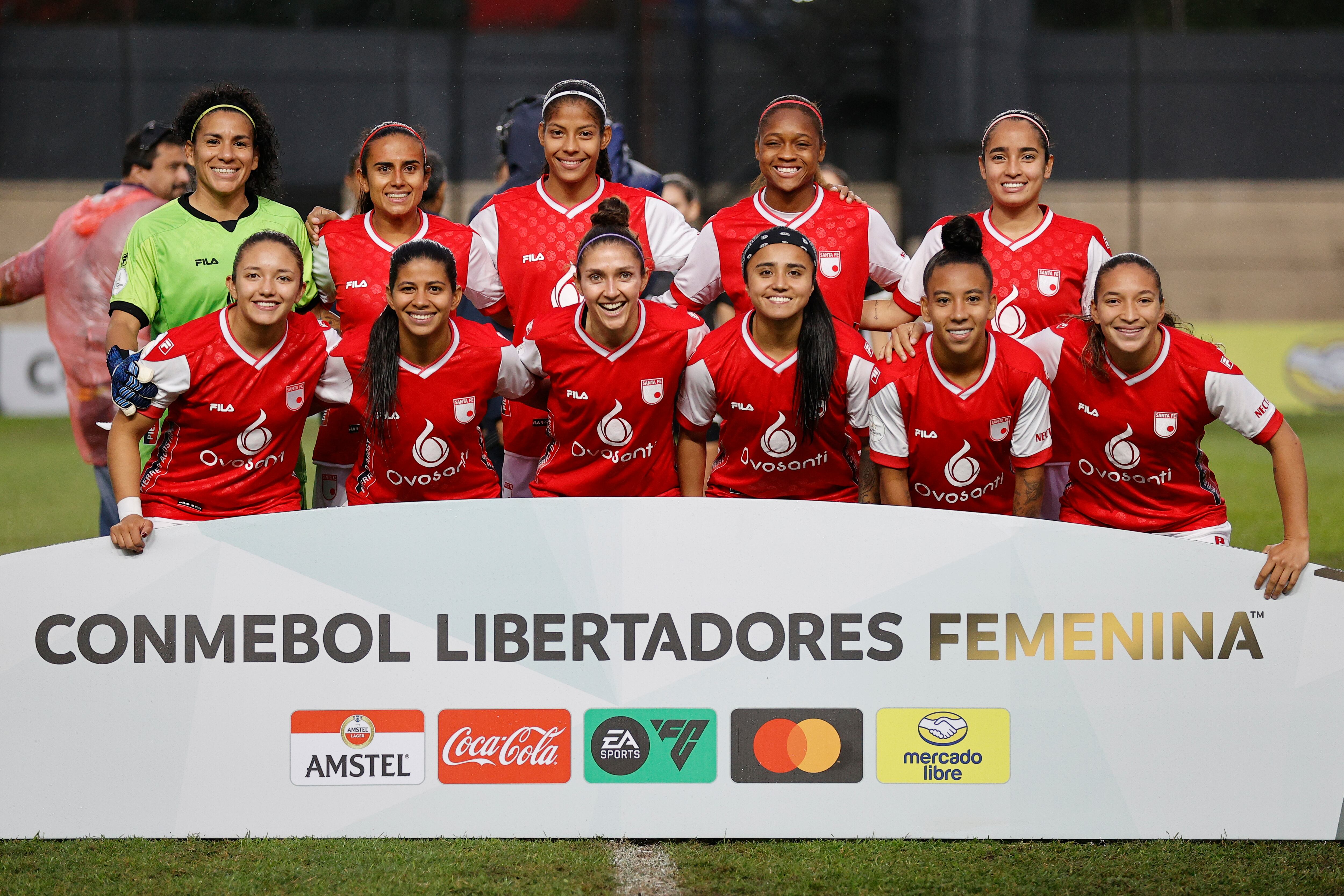 ASUNCIÓN (PARAGUAY), 10/10/2024.- Jugadoras de Santa Fe posan este miércoles  EFE/ Juan Pablo Pino