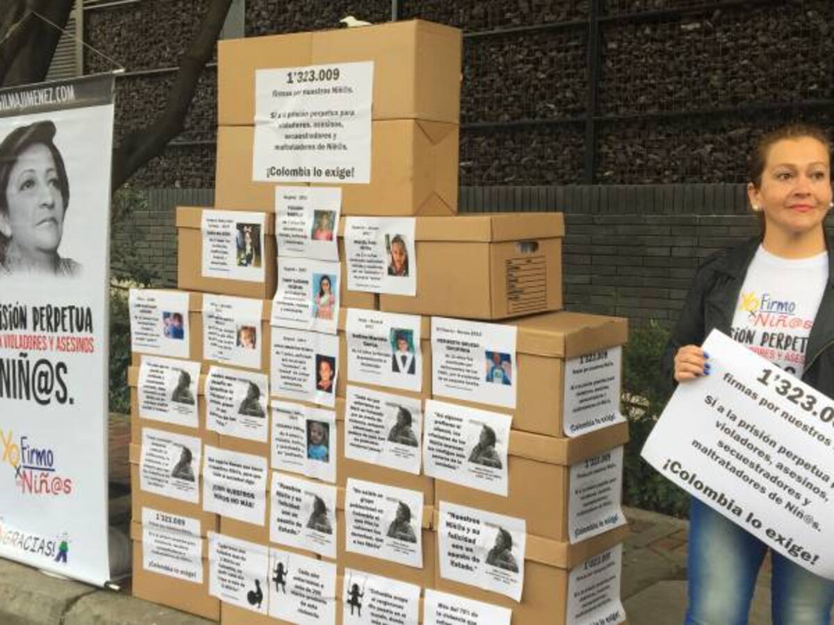 Actos simbólicos frente al edificio donde se cometió el crimen de Yuliana Samboní