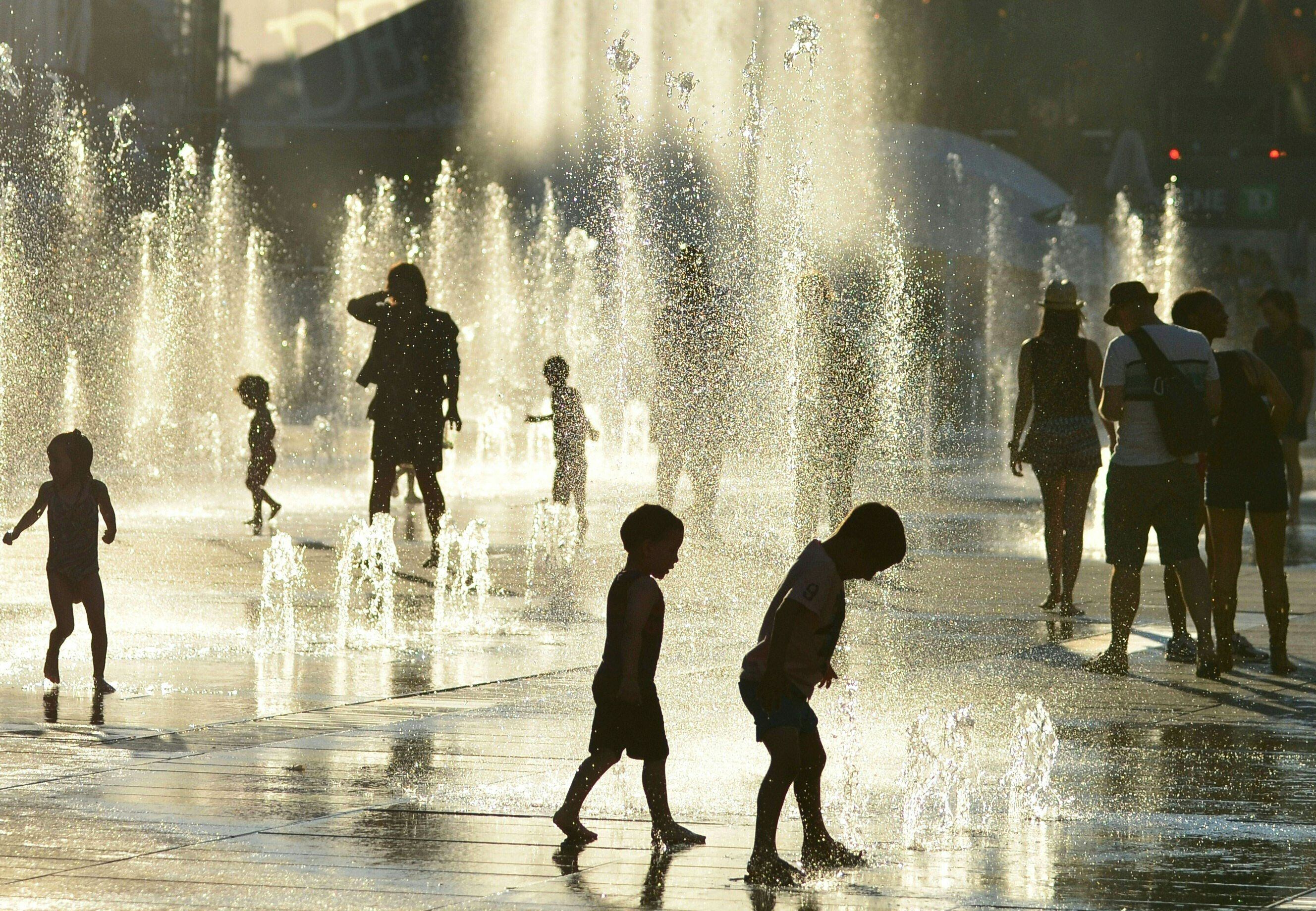 Canadienses en fuentes de agua públicas ante la ola de calor.
(Foto: EVA HAMBACH/AFP via Getty Images)
