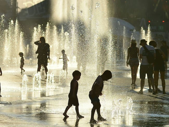 Canadienses en fuentes de agua públicas ante la ola de calor.
(Foto: EVA HAMBACH/AFP via Getty Images)