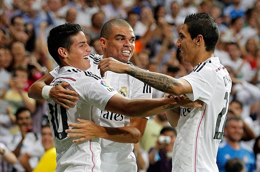 James Rodríguez, Pepe y Ángel Di María celebran en un partido del Real Madrid contra el Atlético de Madrid / Getty Images