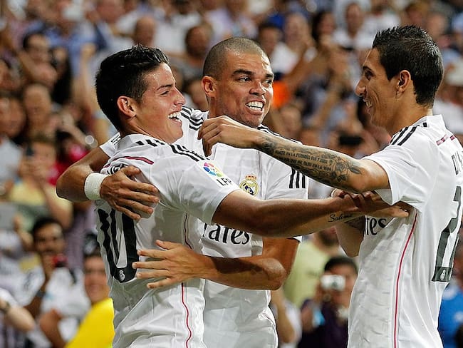 James Rodríguez, Pepe y Ángel Di María celebran en un partido del Real Madrid contra el Atlético de Madrid / Getty Images