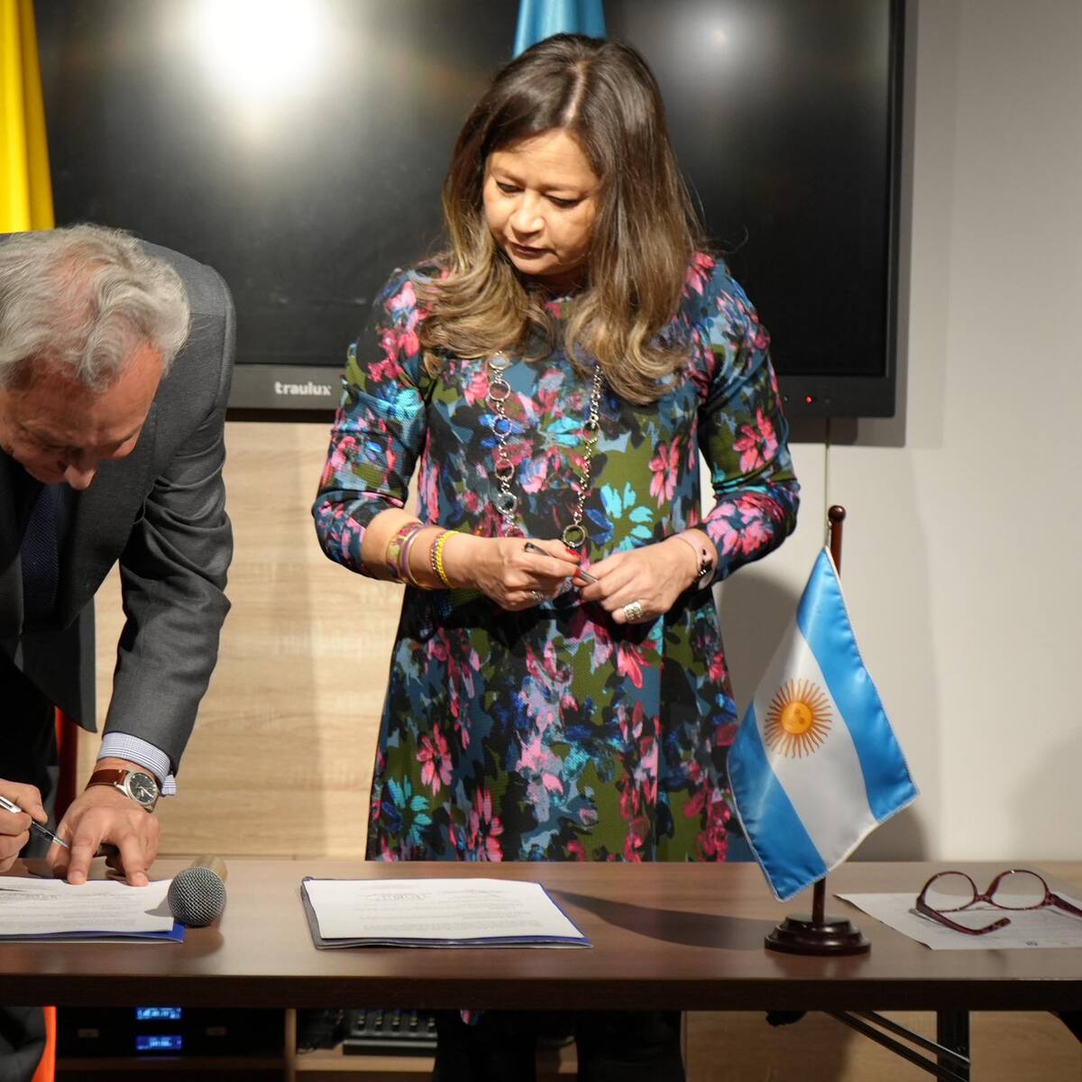 Gobierno firma acuerdo con Argentina para fortalecer conectividad aérea: habrá tiquetes más baratos