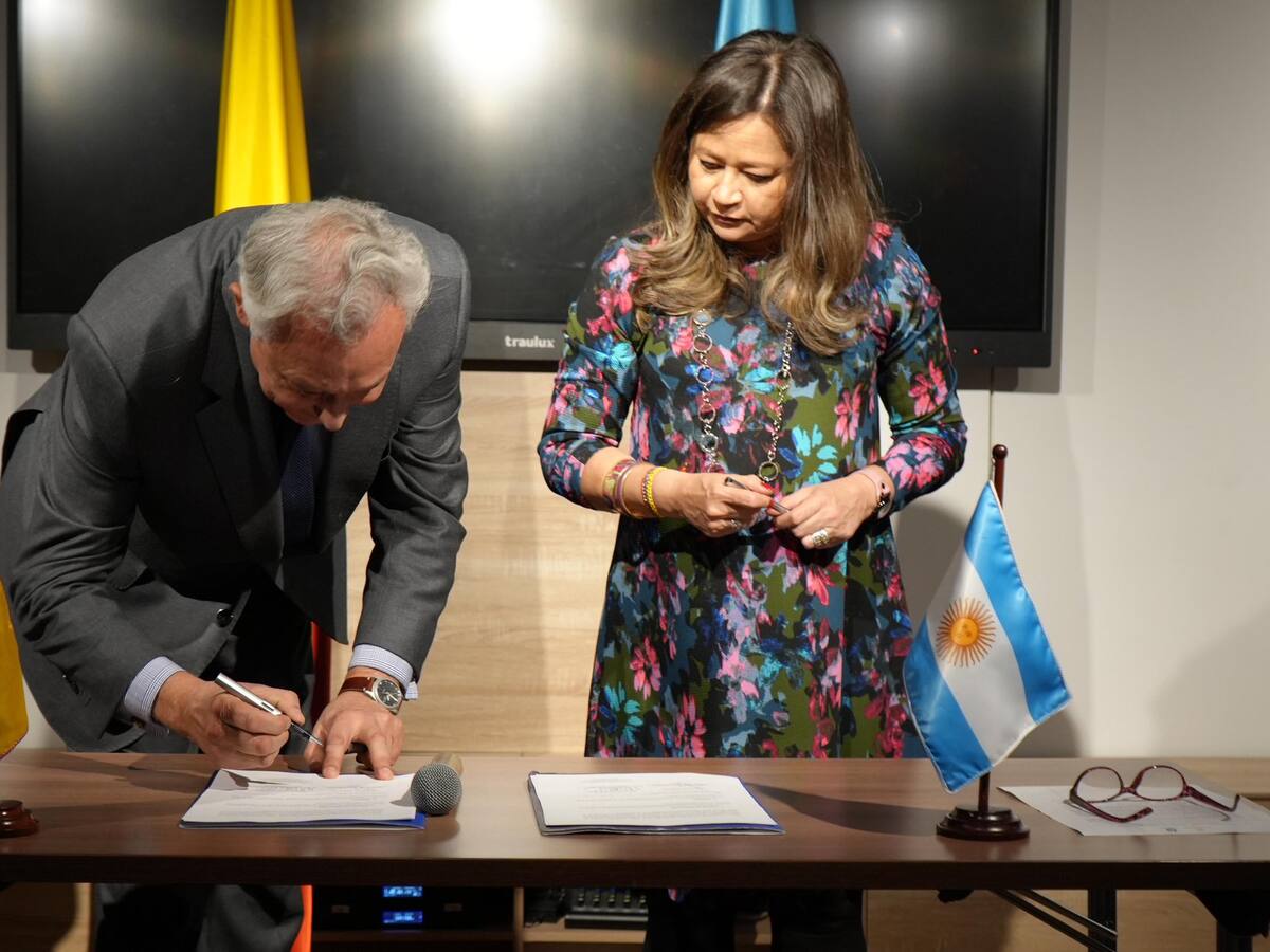 Gobierno firma acuerdo con Argentina para fortalecer conectividad aérea: habrá tiquetes más baratos