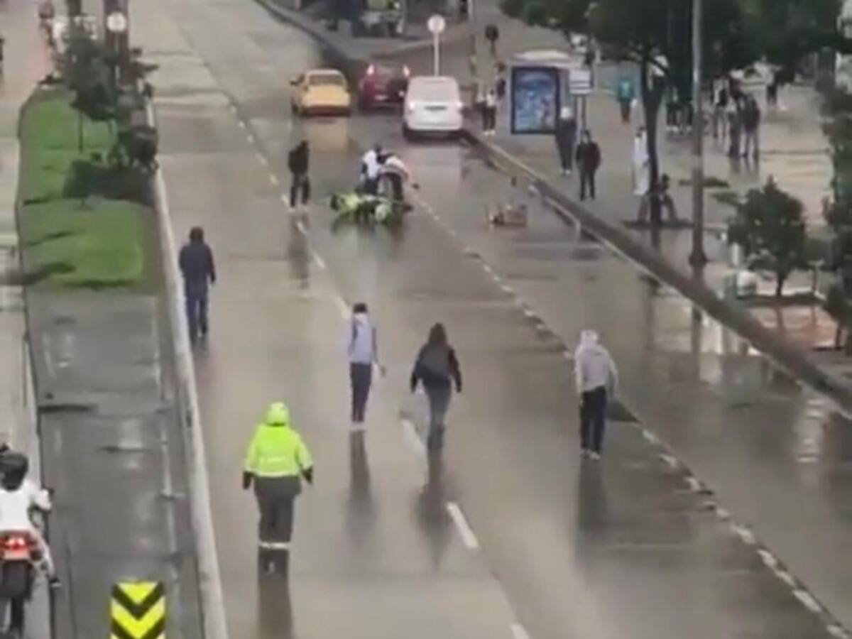 Encapuchados incineraron motocicleta de la policía tras las protestas