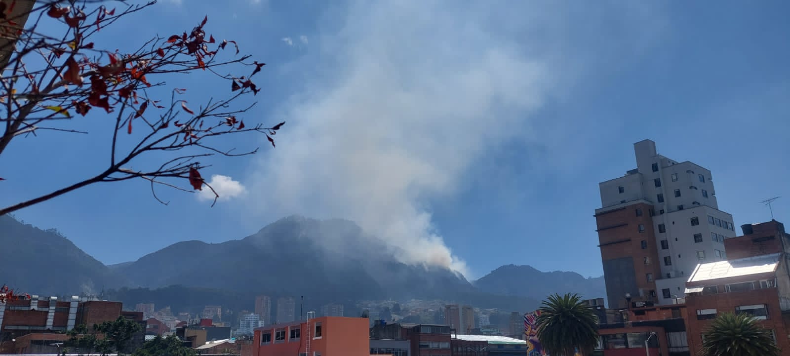 El incendio desde el colegio Manuela Beltrán. Cortesía Gladys Santana, profesora.