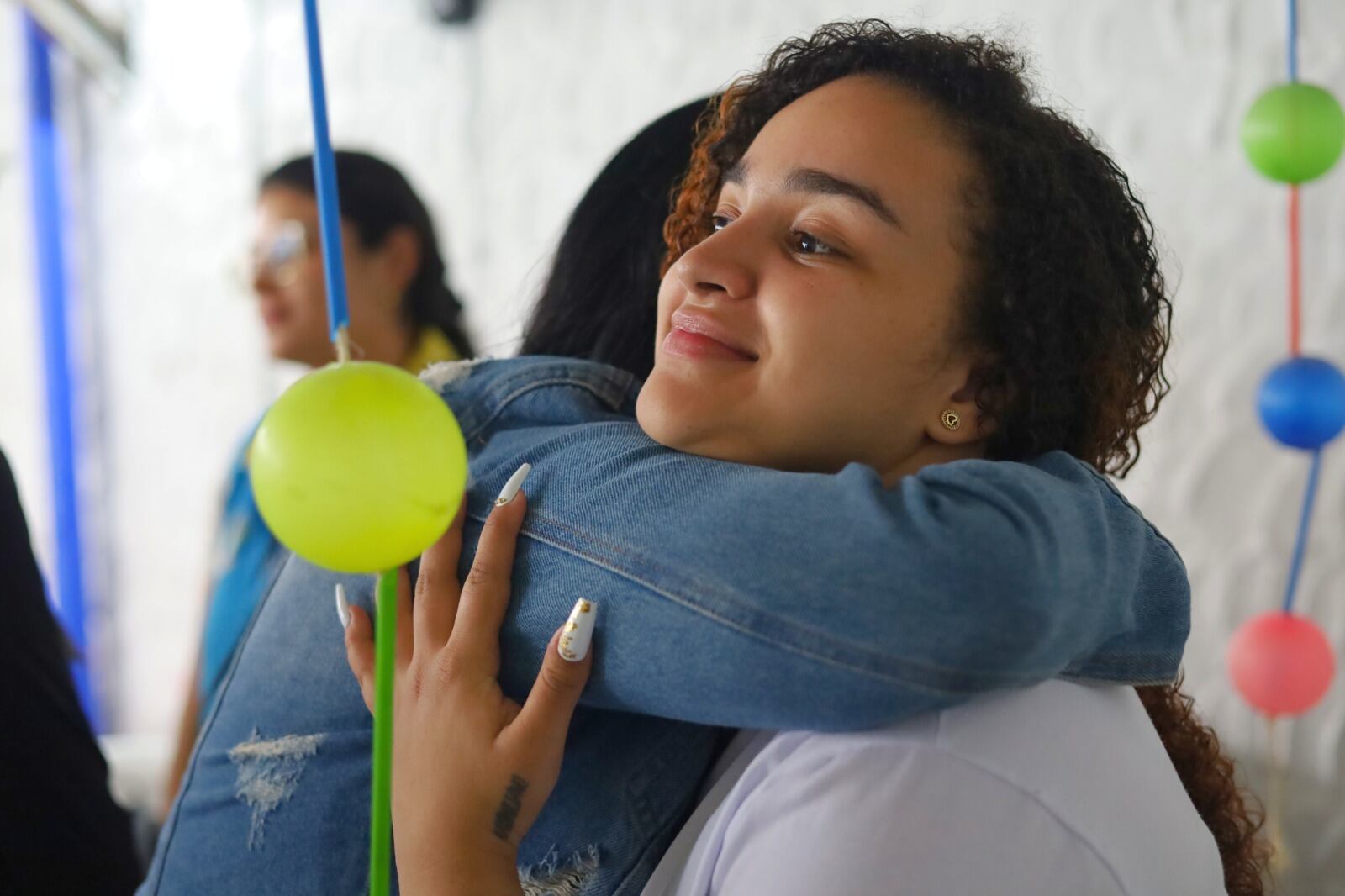 Familias en Medellín reciben herramientas para mejorar la convivencia y mejorar los vinculos en casa