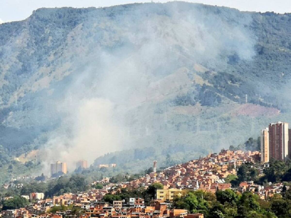 Bomberos atiende otro incendio cerca al túnel de Oriente en Medellín