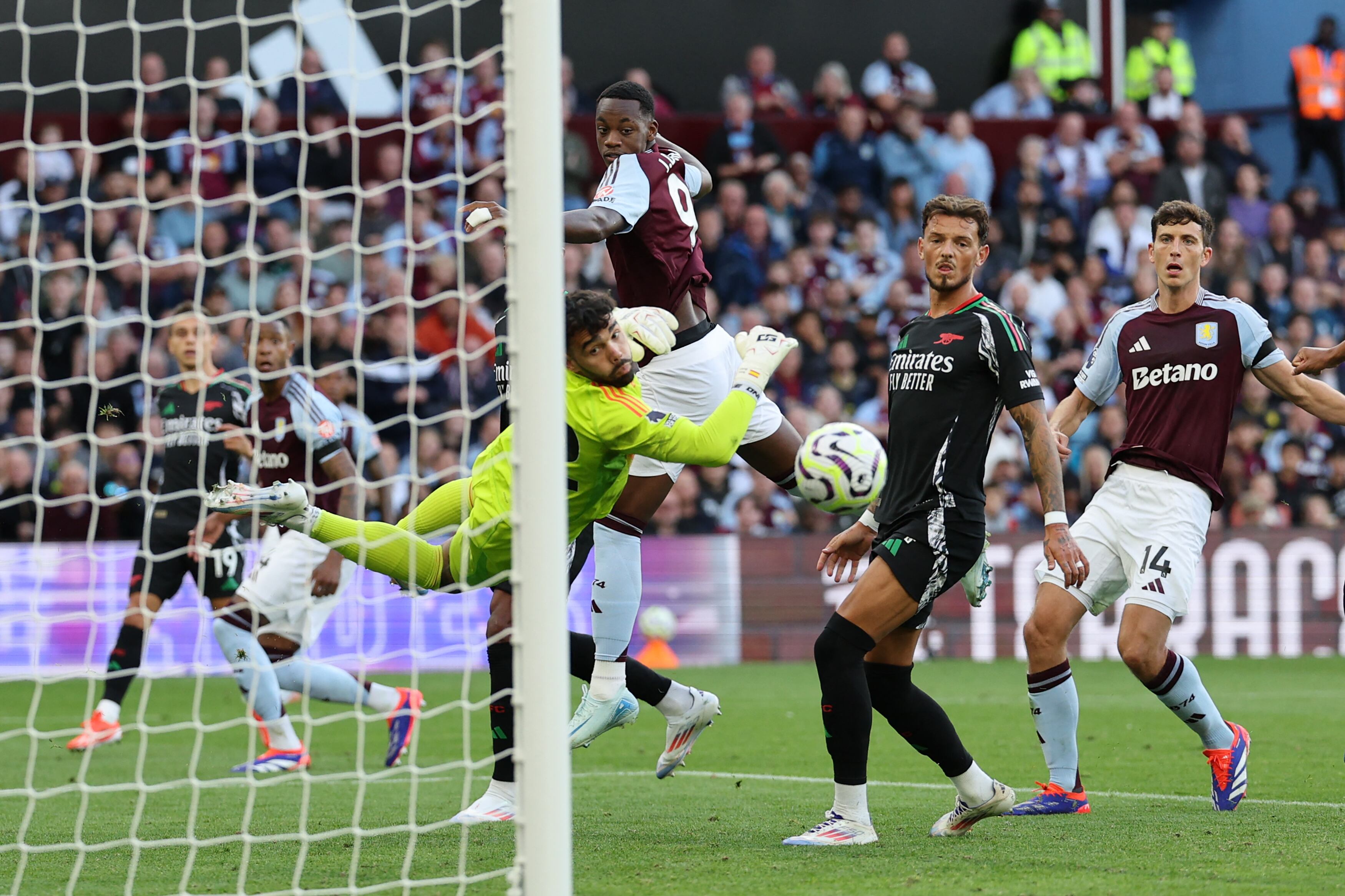 Aston Villa's Colombian striker #09 Jhon Duran (C) watches as the ball goes past the post during the English Premier League football match between Aston Villa and Arsenal at Villa Park