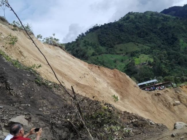 Avanza labores para remover derrumbe en la vía Chaparral en Tolima