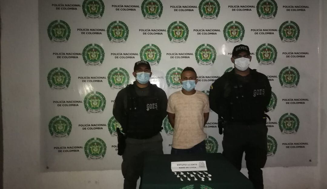 Al sujeto le fueron encontradas 17 dosis de base de coca listas para ser comercialiazadas en ese sector.