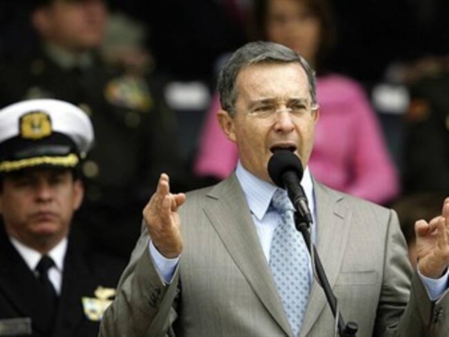 Uribe pide a Santos reforzar estrategia aérea e inteligencia contra las Farc