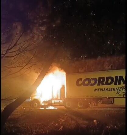 Camión quemado en Barbosa- foto captura video denuncias Antioquia