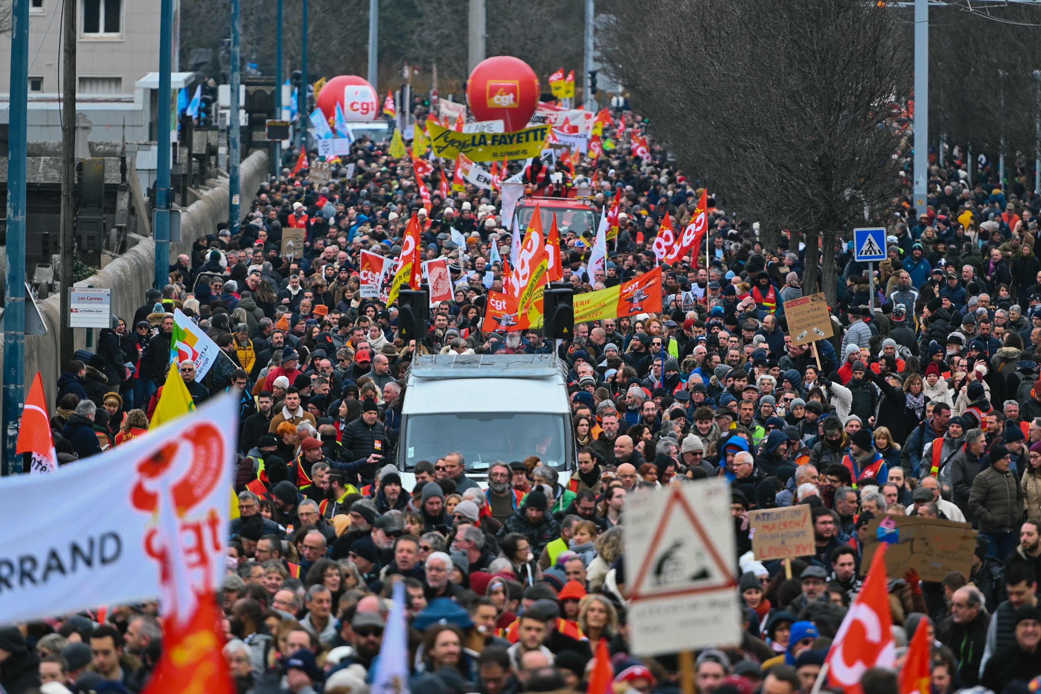 Protestas en Francia en rechazo a la reforma pensional que aumenta la edad pensional.