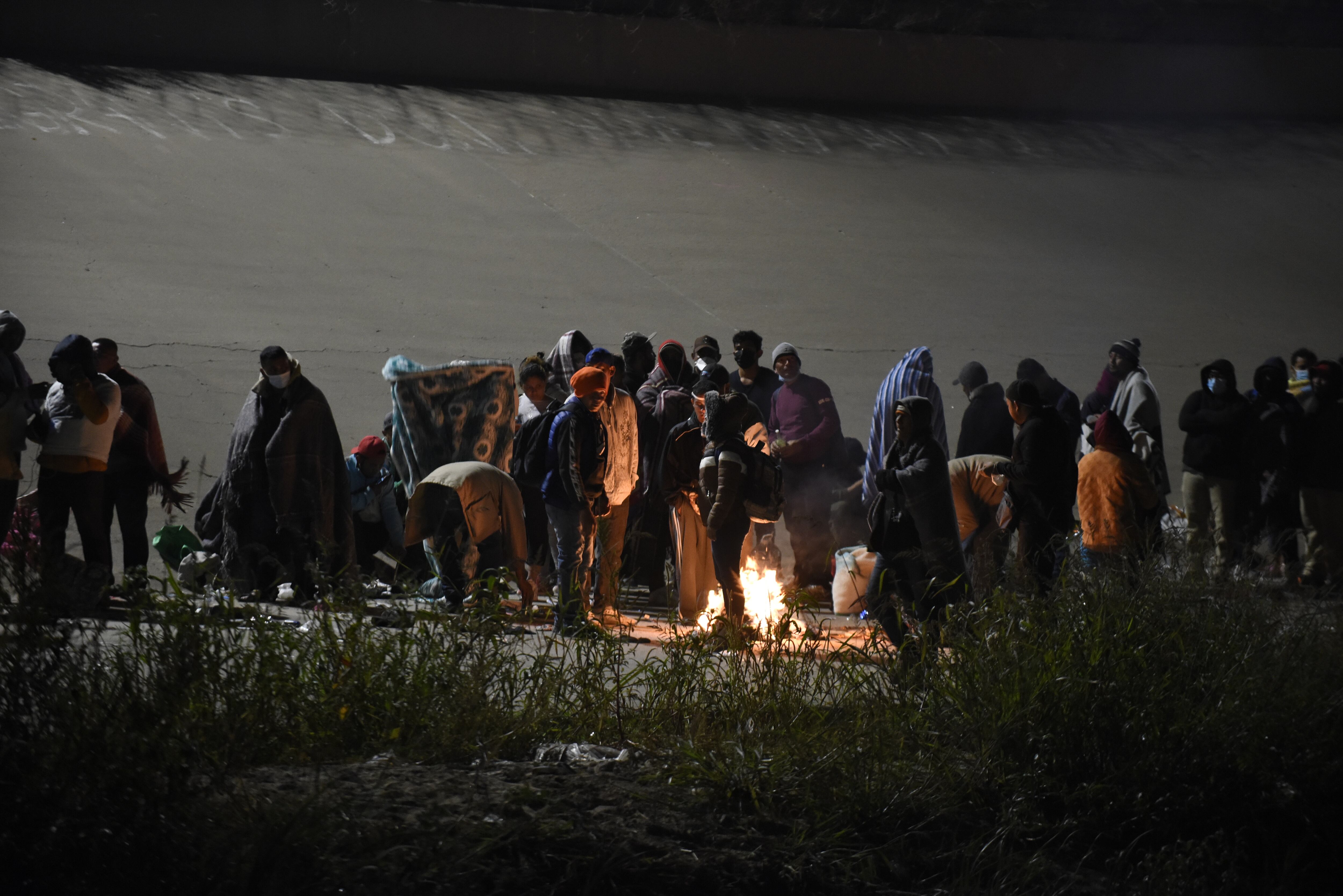 Migrantes acampan cerca de la frontera sur de EE.UU. a la espera del fin del Título 42