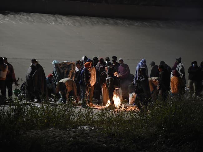 Migrantes acampan cerca de la frontera sur de EE.UU. a la espera del fin del Título 42