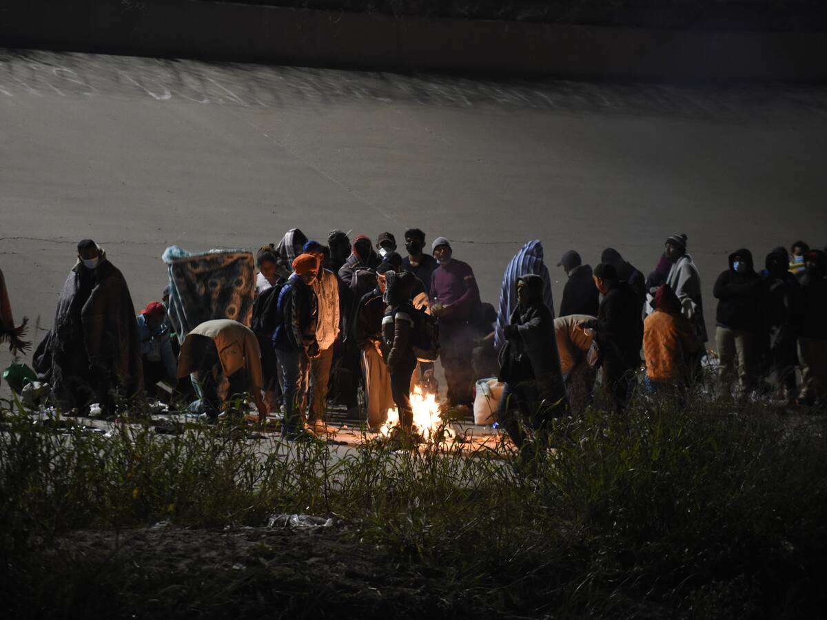 Migrantes acampan cerca dela frontera de EE.UU. a la espera del fin del Título 42