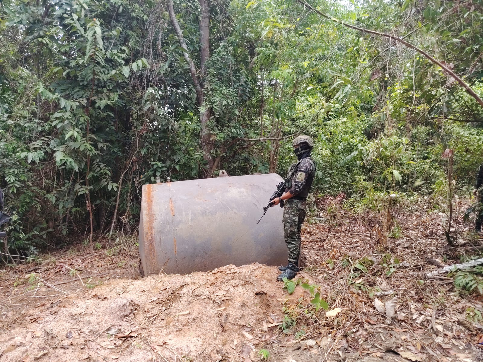 Desmantelan refinería ilegal de petróleo atribuida al ELN en zona rural de Cúcuta. / Foto: Ejército.