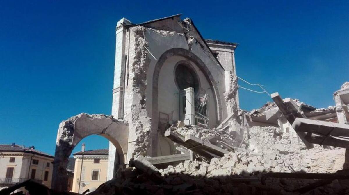 Terremoto en Italia deja en ruinas iglesias y construcciones históricas.