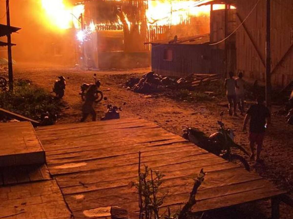 Cuerpo de bomberos apagaron un gran incendio en el municipio de Riosucio, Chocó