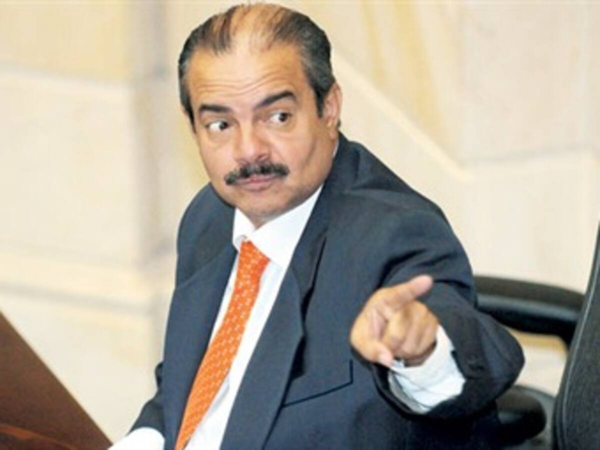 Senado estrenó 'silla vacía' y suspendió a Javier Cáceres