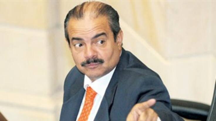 Senado estrenó 'silla vacía' y suspendió a Javier Cáceres