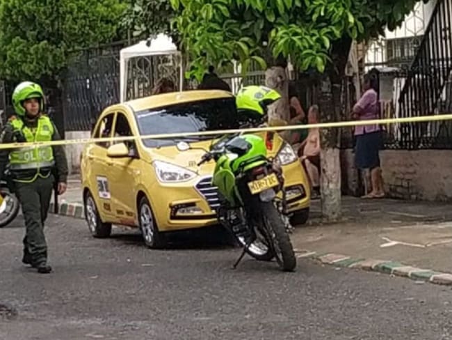 Fuera de su casa materna taxista es asesinado dentro de su vehículo