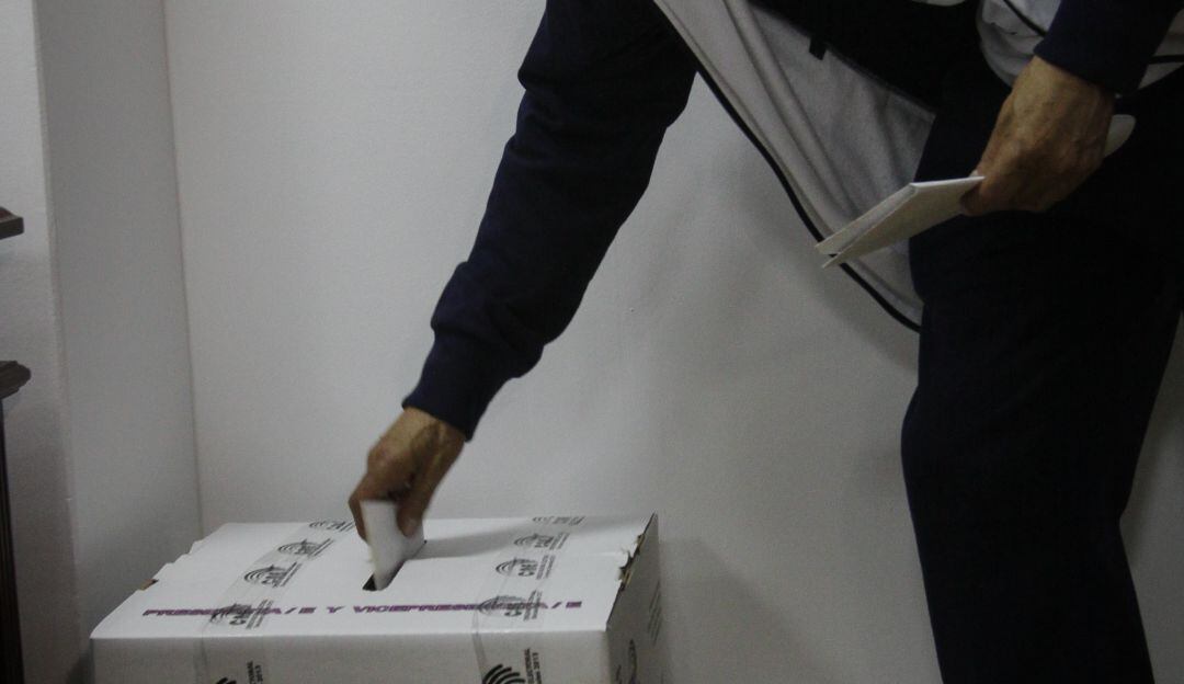Ciudadanos ecuatorianos residentes en Colombia asisten a la embajada de Ecuador para ejercer el derecho al voto. 