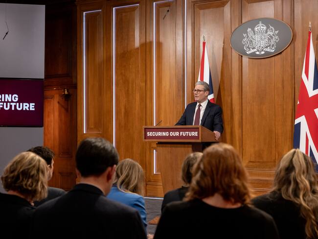 London London (United Kingdom United Kingdom), 15/03/2025.- Keir Starmer, UK prime minister, speaks during a news conference following a virtual meeting with international leaders on support for Ukraine in London, UK, on Saturday, March 15, 2025. Starmer said some 25 allied leaders agreed on Saturday to keep tightening restrictions on Russias economy in an effort to draw President Vladimir Putin to the negotiating table to secure a cease-fire in its war with Ukraine. Photographer: Betty Laura Zapata/Bloomberg Britains Prime Minister Keir Starmer speaks during a news conference following a virtual meeting with international leaders on support for Ukraine in London, Britain, 15 March 2025. Starmer told global leaders to keep the pressure on Russian President Vladimir Putin to 'come to the table' over a ceasefire in Ukraine. (Ucrania, Reino Unido, Londres) EFE/EPA/Betty Laura Zapata Betty Laura Zapata / POOL