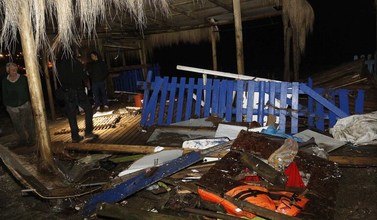 Cientos de personas evacúan hacia la zona alta de la ciudad costera de Iquique tras la alerta de tsunami decretado por las autoridades.