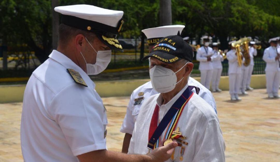 Durante la ceremonia se realizó el reconocimiento a todos los veteranos, en especial al marino más antiguo del mundo, Rafael Darío Valverde