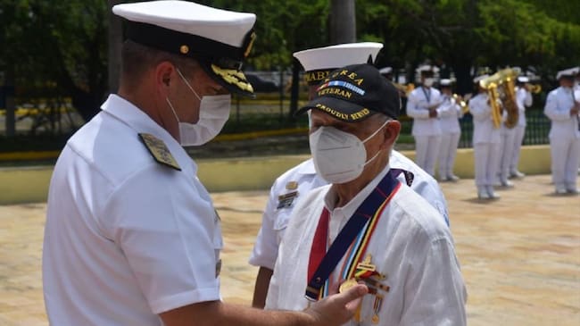 Durante la ceremonia se realizó el reconocimiento a todos los veteranos, en especial al marino más antiguo del mundo, Rafael Darío Valverde