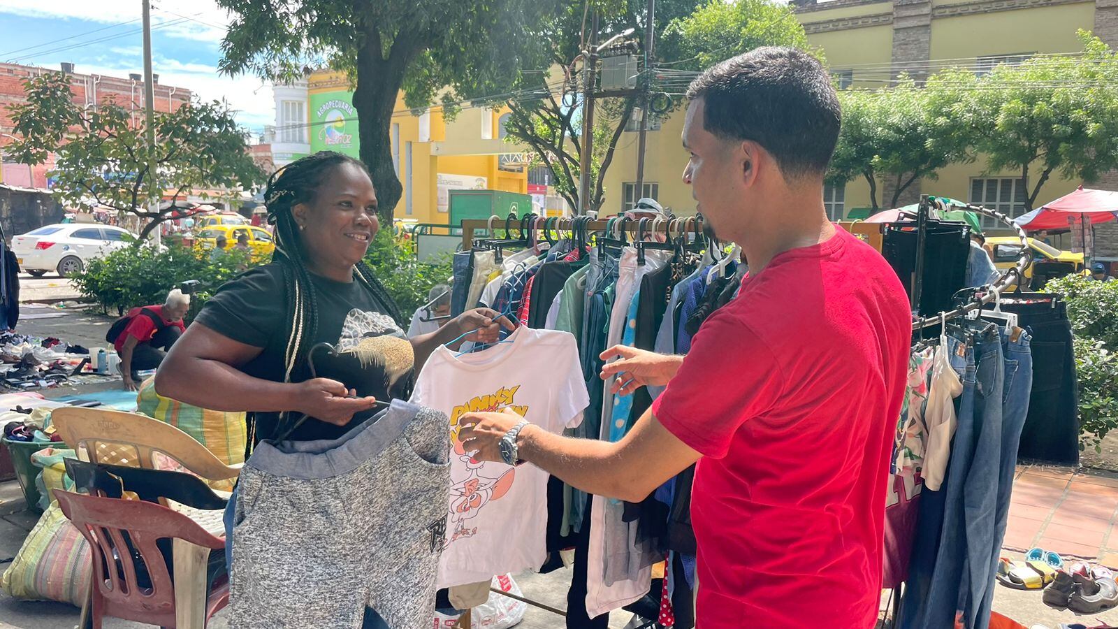 En pleno centro del parque Antonia Santos, en Cúcuta, un grupo de mujeres vende ropa usada.