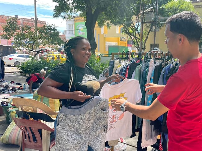 En pleno centro del parque Antonia Santos, en Cúcuta, un grupo de mujeres vende ropa usada.