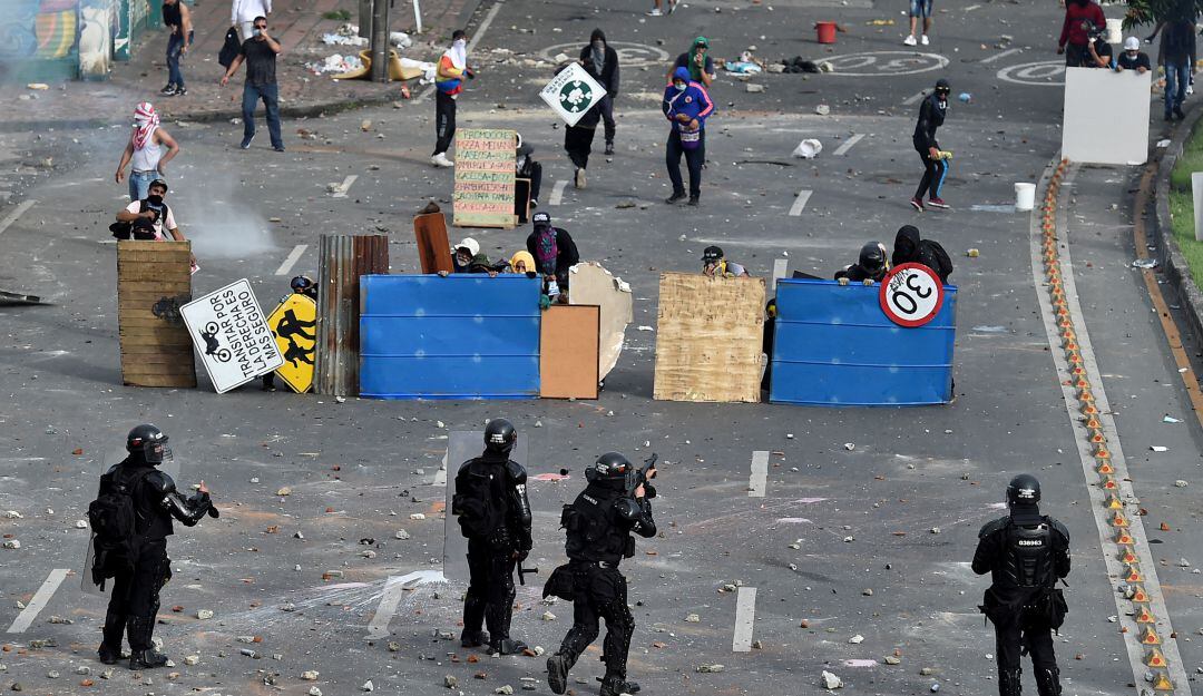Integrantes del ESMAD se enfrentan a manifestantes