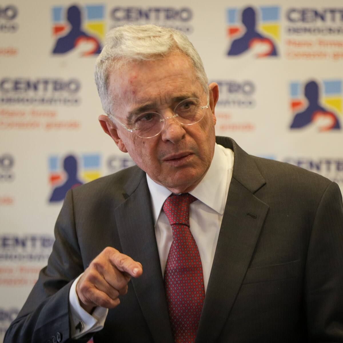 Álvaro Uribe revela primer borrador de consulta popular sobre reforma a salud