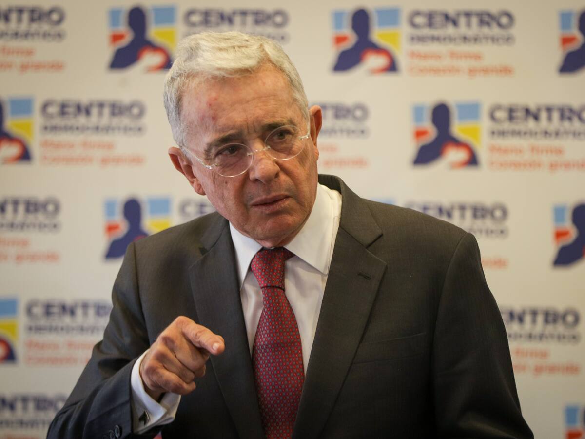 El expresidente Uribe señaló que en algunas regiones del país gobierna el narcotráfico
