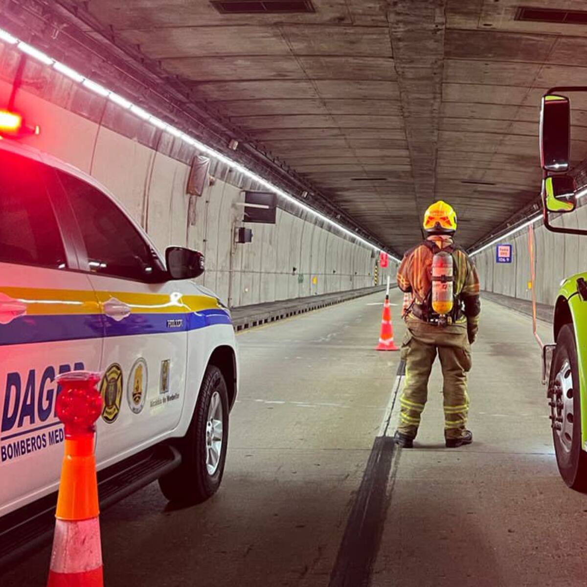 Camión que transportaba cloro se volcó dentro del Túnel de Occidente y ocasionó el cierre