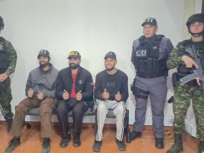 Ciudadanos indios liberados en la frontera con Ecuador.