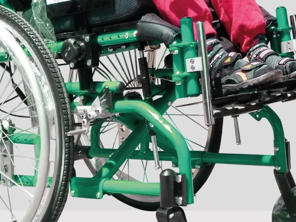 Emanuel, diagnosticado con escoliosis, tendrá una silla de ruedas especial