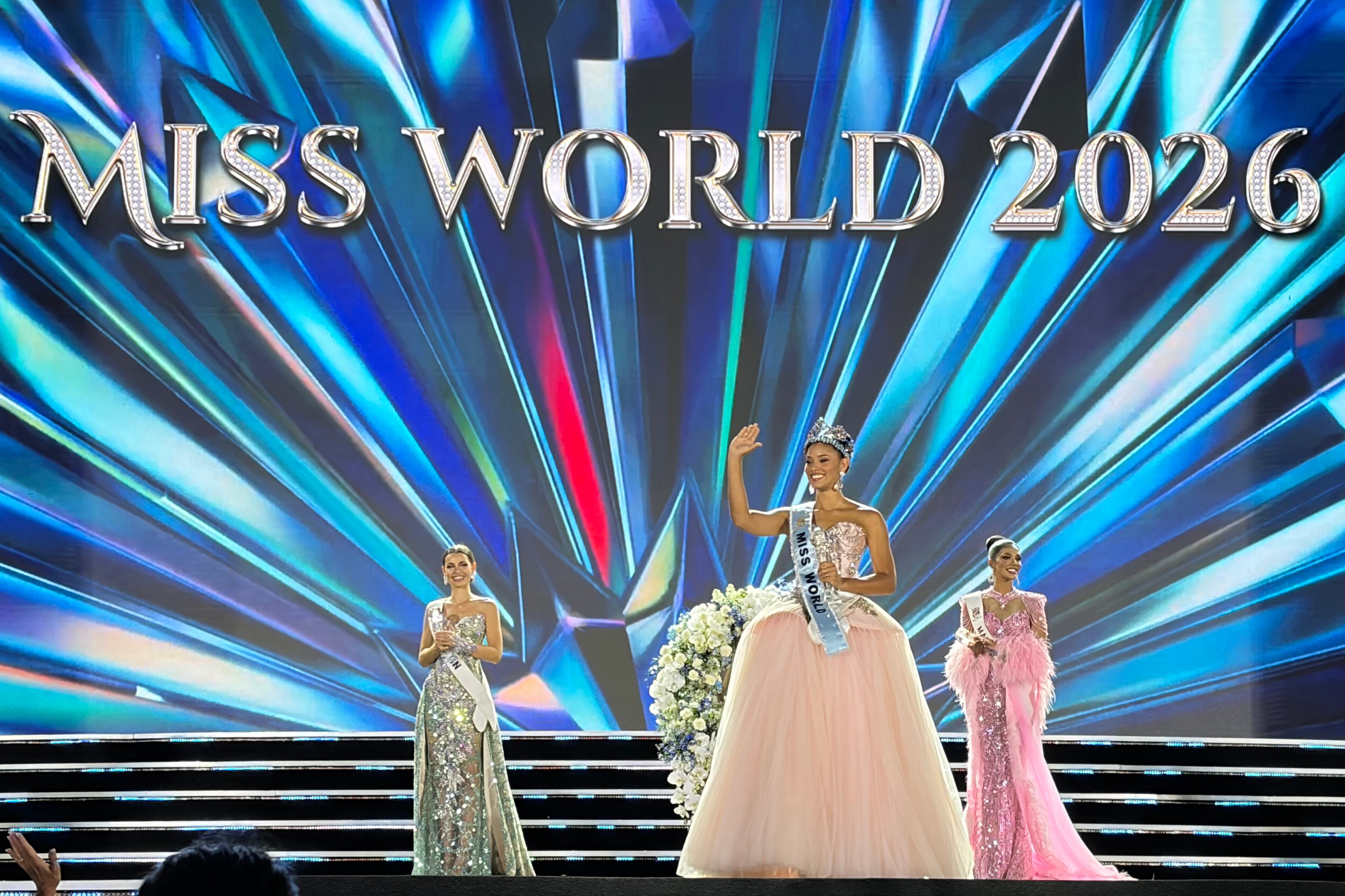 FOTODELDÍA AME4806. NHA TRANG (VIETNAM), 05/09/2026.- La docente y comunicadora dominicana Joheirry Mola (c) saluda al ganar la corona de Miss Mundo 2026 este sábado, tras imponerse en la final a la española Elisabeth Reynés, en una gala celebrada en la ciudad costera de Nha Trang (Vietnam). EFE/ Héctor Pereira