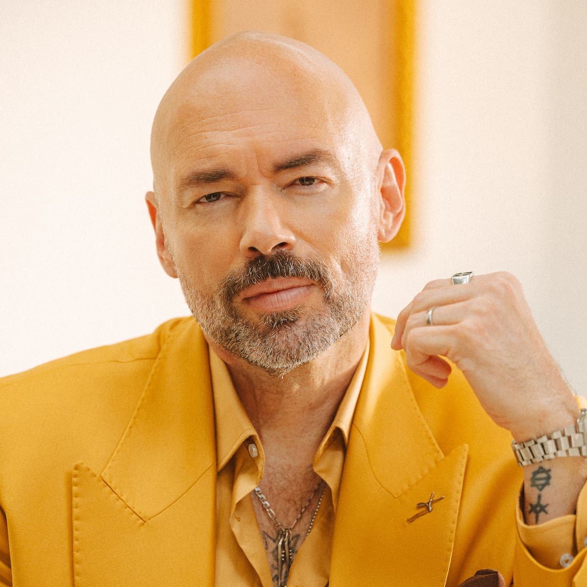 Santiago Cruz convierte su gira “Sigo en Pie” en una iniciativa de solidaridad con los damnificados